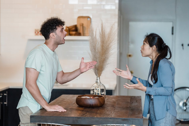 男友「聊色」只是開玩笑？小心這些看似無害的行為正在侵蝕你們的感情
